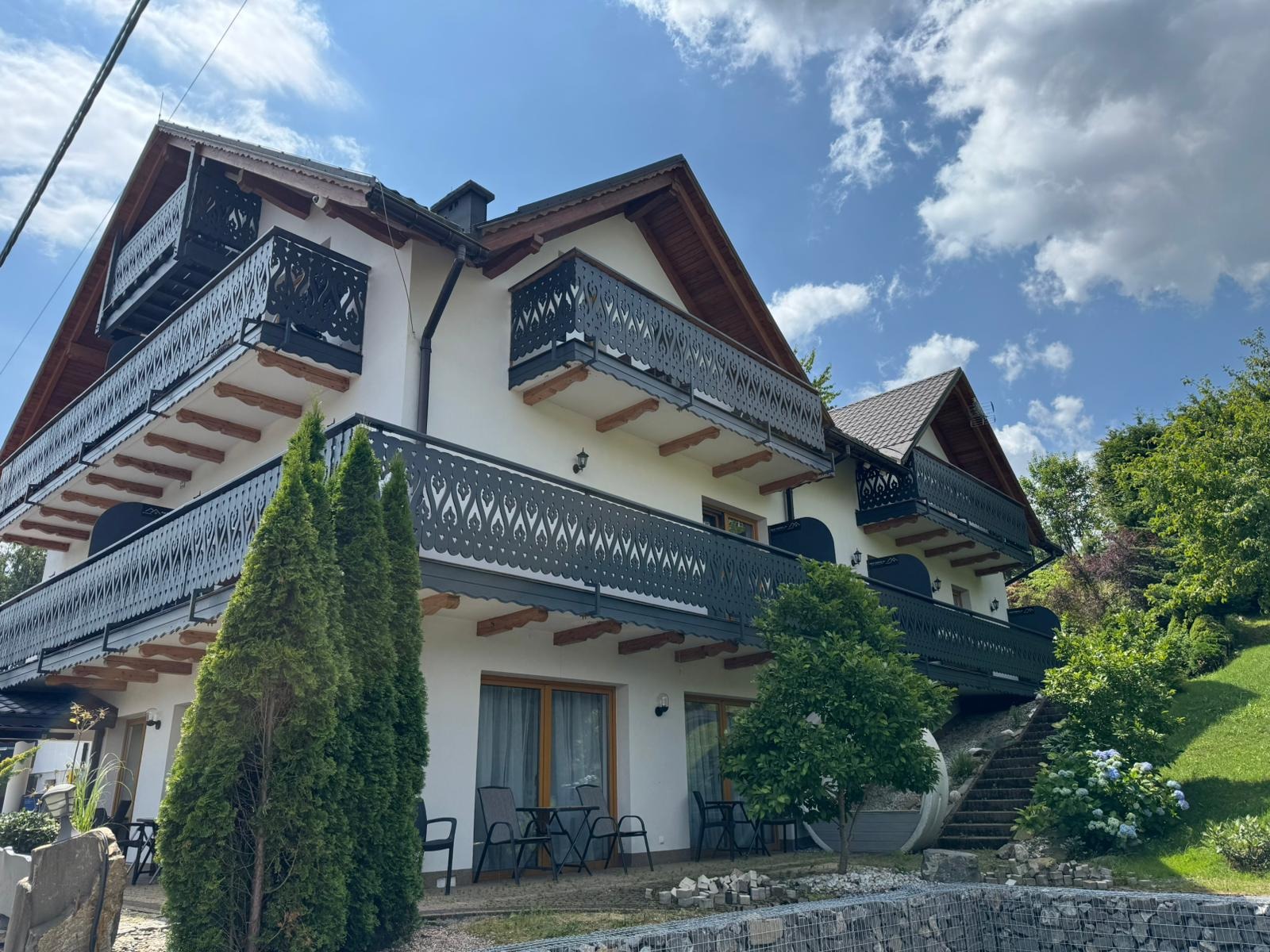 Zewnętrzny widok rezydencji z balkonami