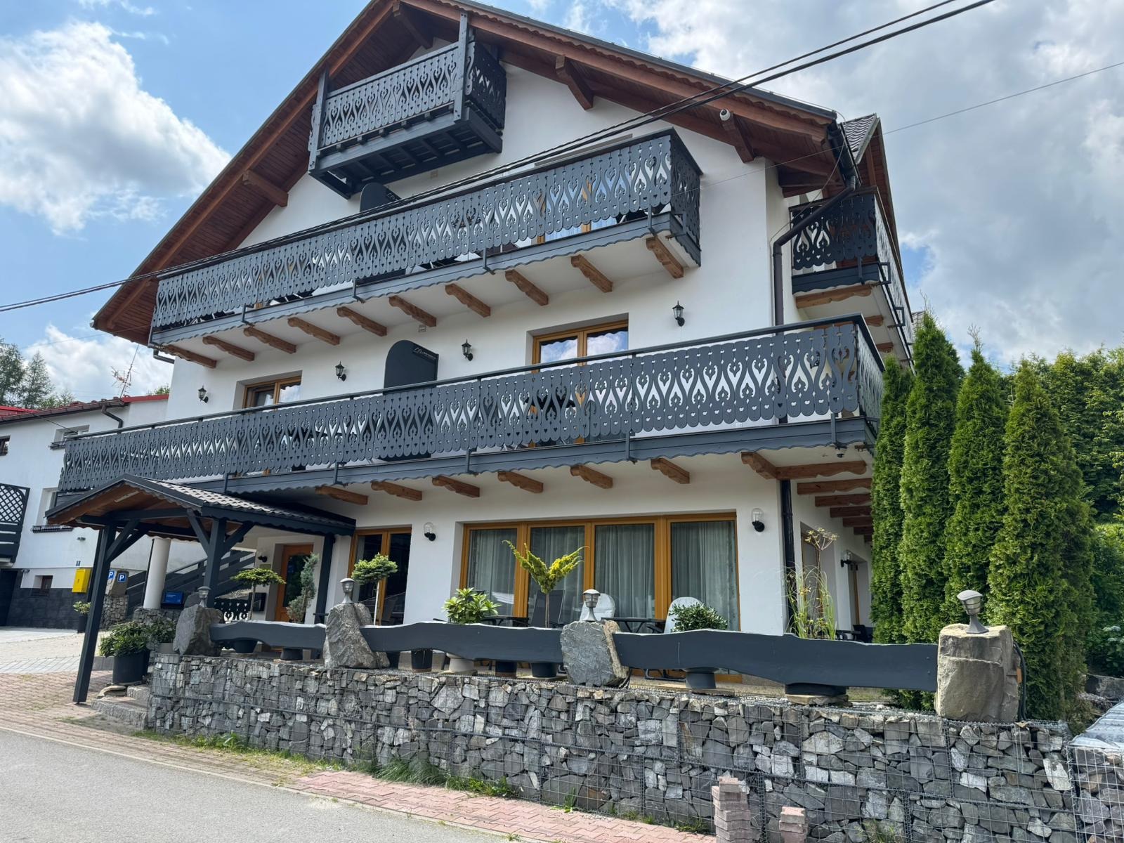 Pełny widok rezydencji z zewnątrz