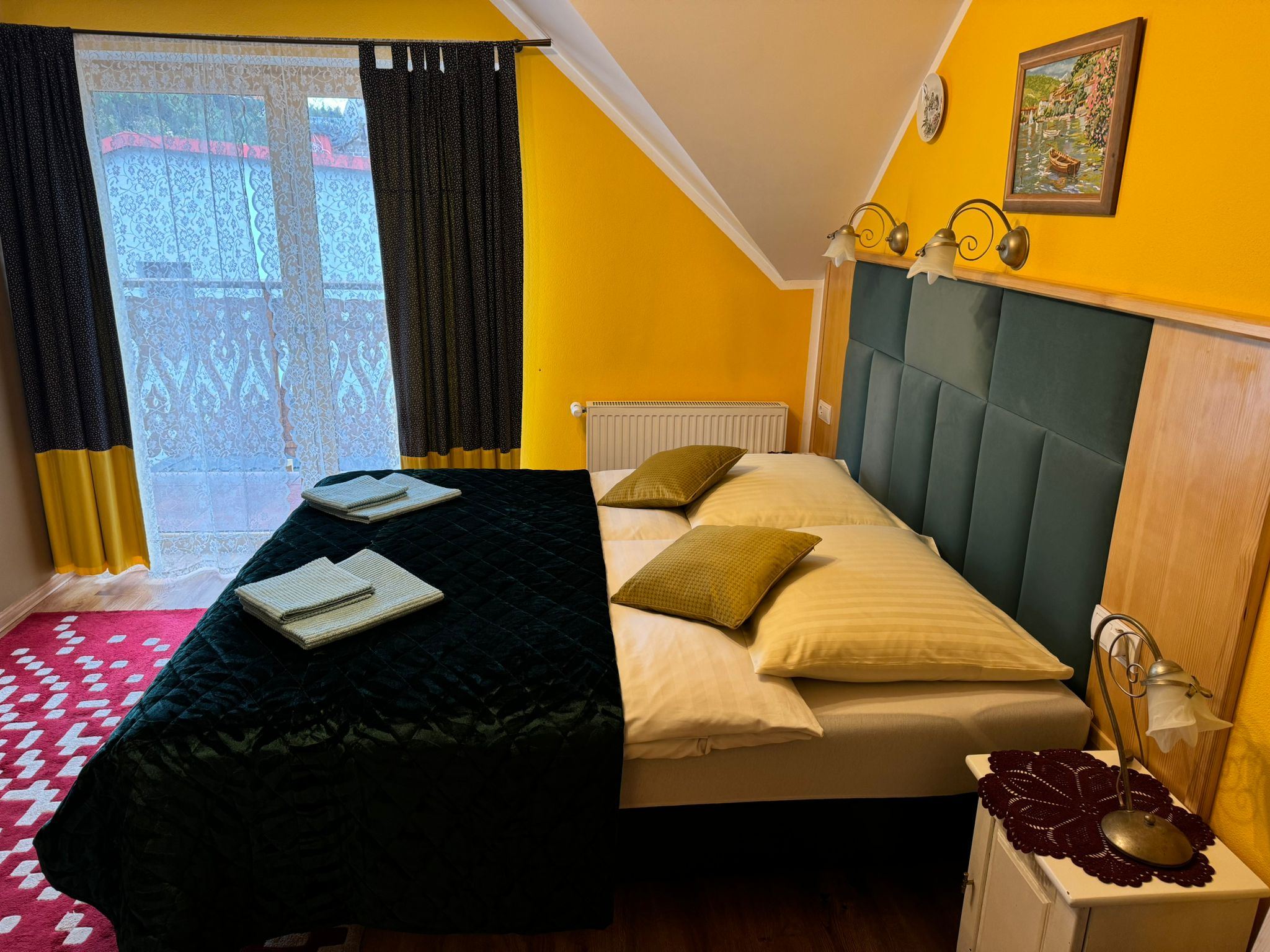 Sypialnia z żółtymi ścianami