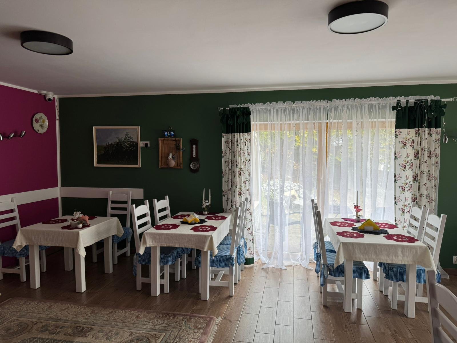 Sala śniadaniowa z białymi stołami